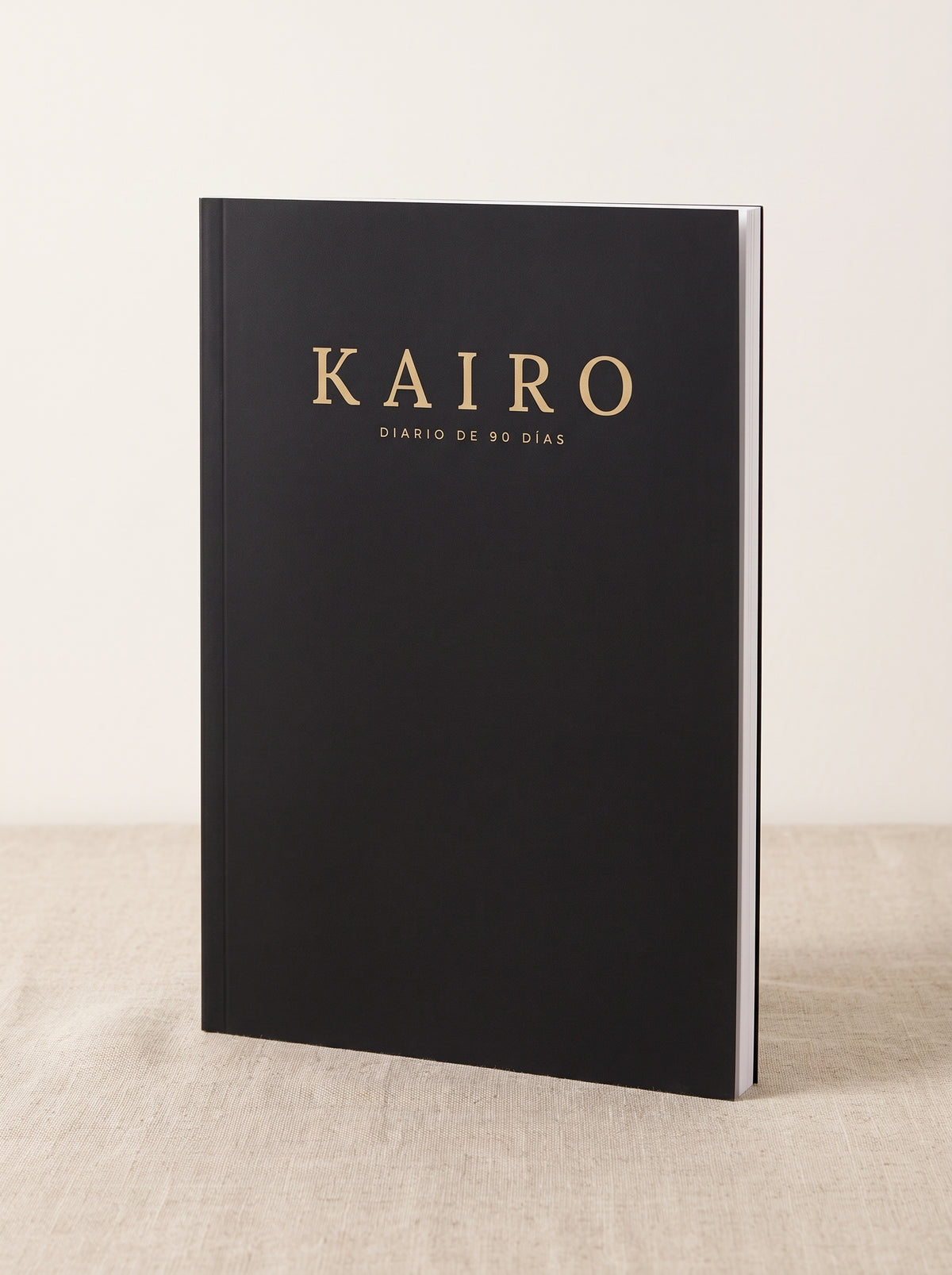 Diario Kairo de 90 días de pie: tapa blanda negra mate con letras doradas